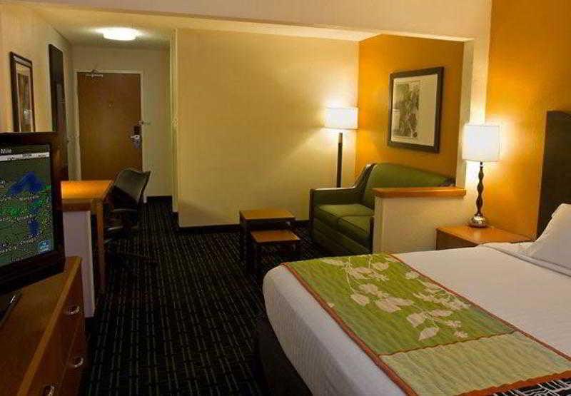 Fairfield Inn & Suites Grand Rapids Room photo